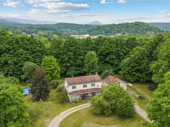 426 Place Road West, Hinesburg, VT 05461