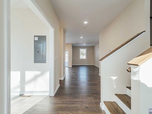 4th image of 38 Woodside Dr