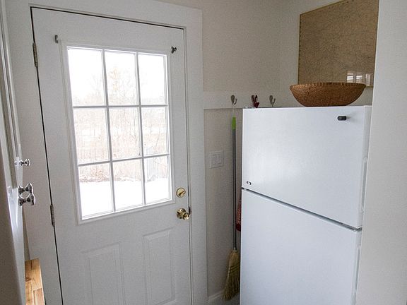 5th image of 52 Maple St