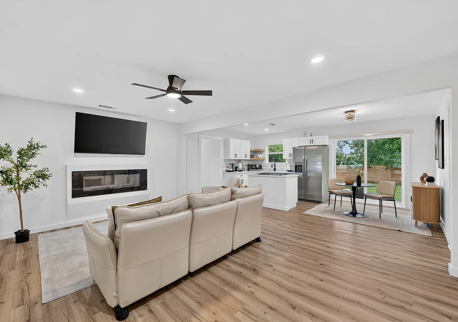 Upscale 3BR Executive Retreat | Historic Mansfield — Photo 4