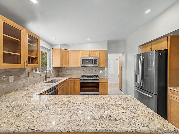 5th image of 223 W Knox Dr