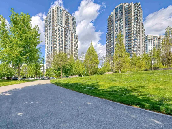 5380 Oben St #2009, Vancouver, BC V5R 6H7