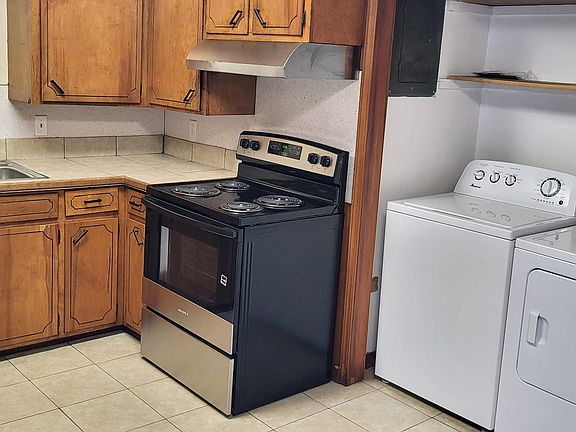 5th image of 2524 W B St