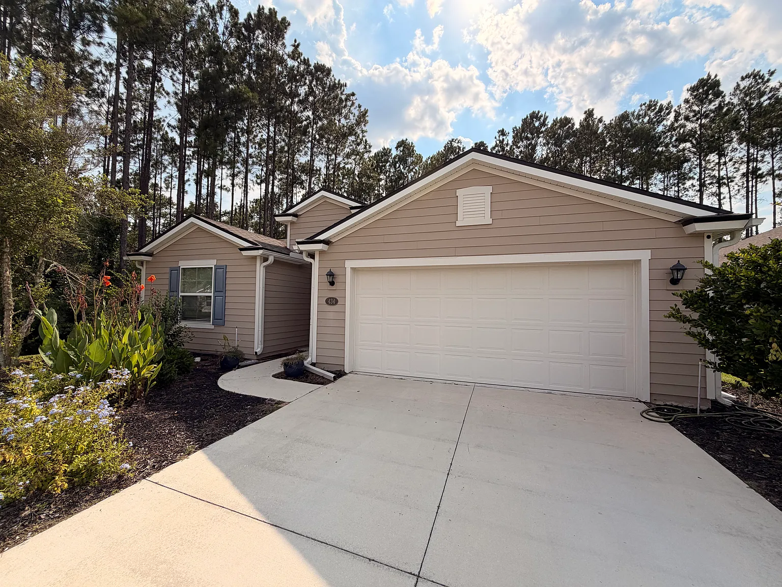 4 bed, 2346 sqft, $2,895 — Photo 2