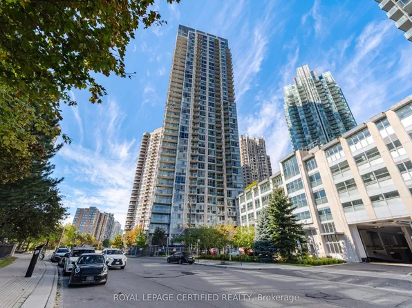 225 Webb Dr #805, Mississauga, ON L5B 4P2