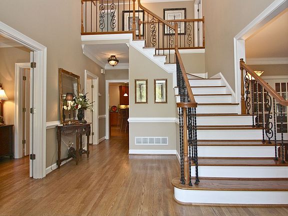 Grand 2-Story Foyer