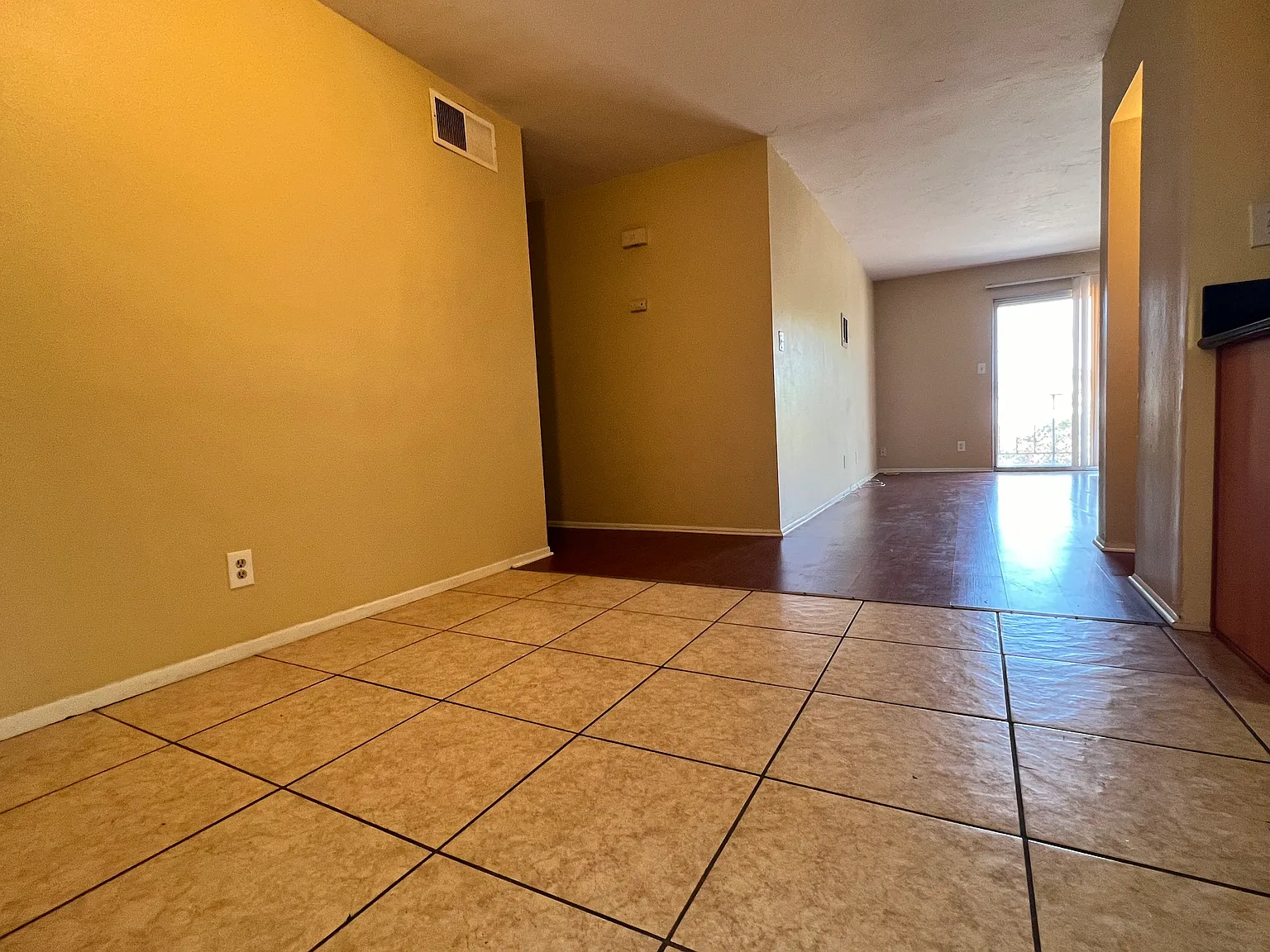 3 bed, 1.5 bath, 1050 sqft, $3,299 — Photo 4
