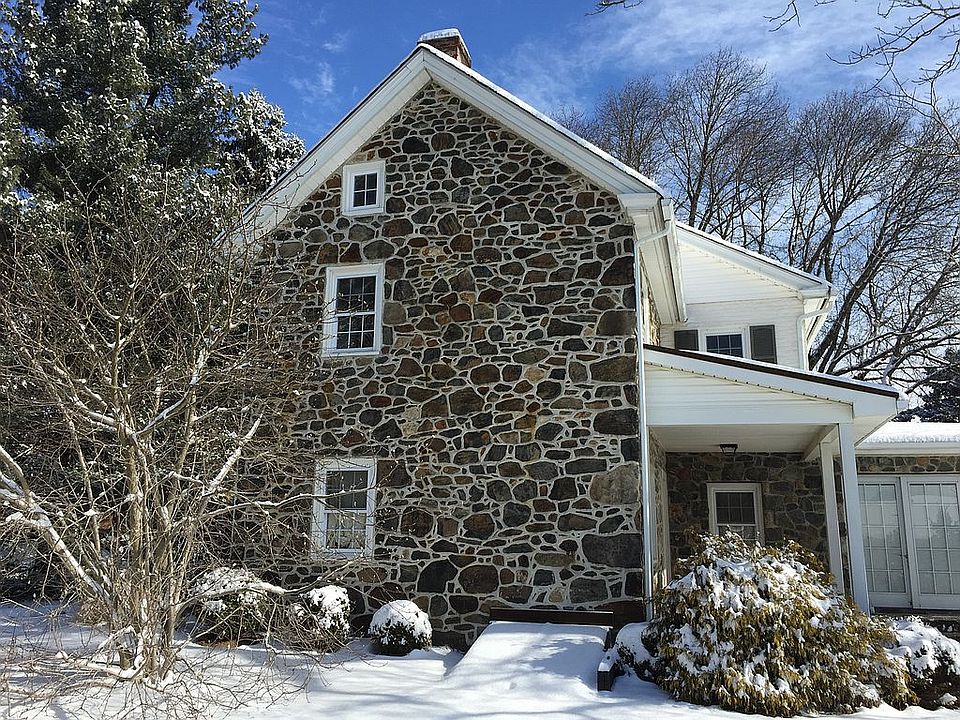 2nd image of 18 Robert Ct