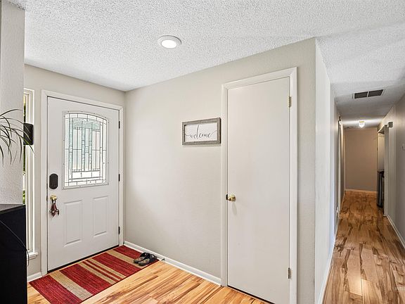 4th image of 844 Bonnie Brae Dr