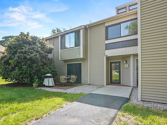 3rd image of 7 Thayer Pond Dr #11