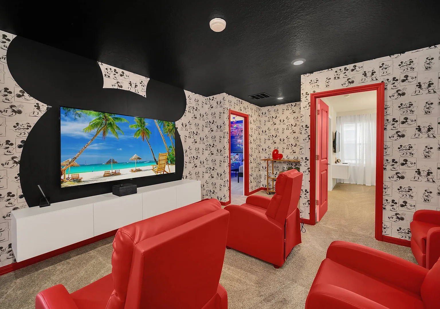 Chic 10BR Retreat with Themed Rooms & Pool — Photo 2
