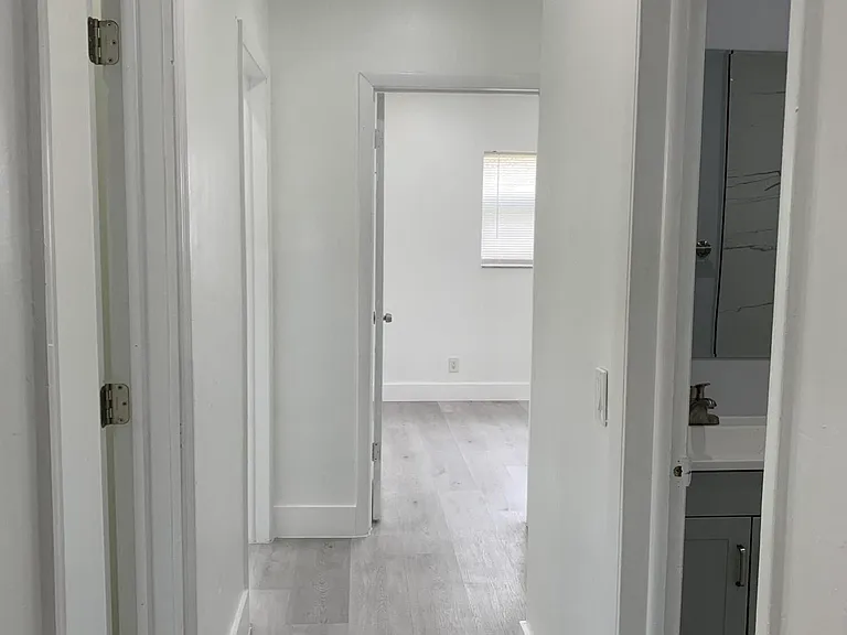 4005 NW 76th Ave — Photo 32