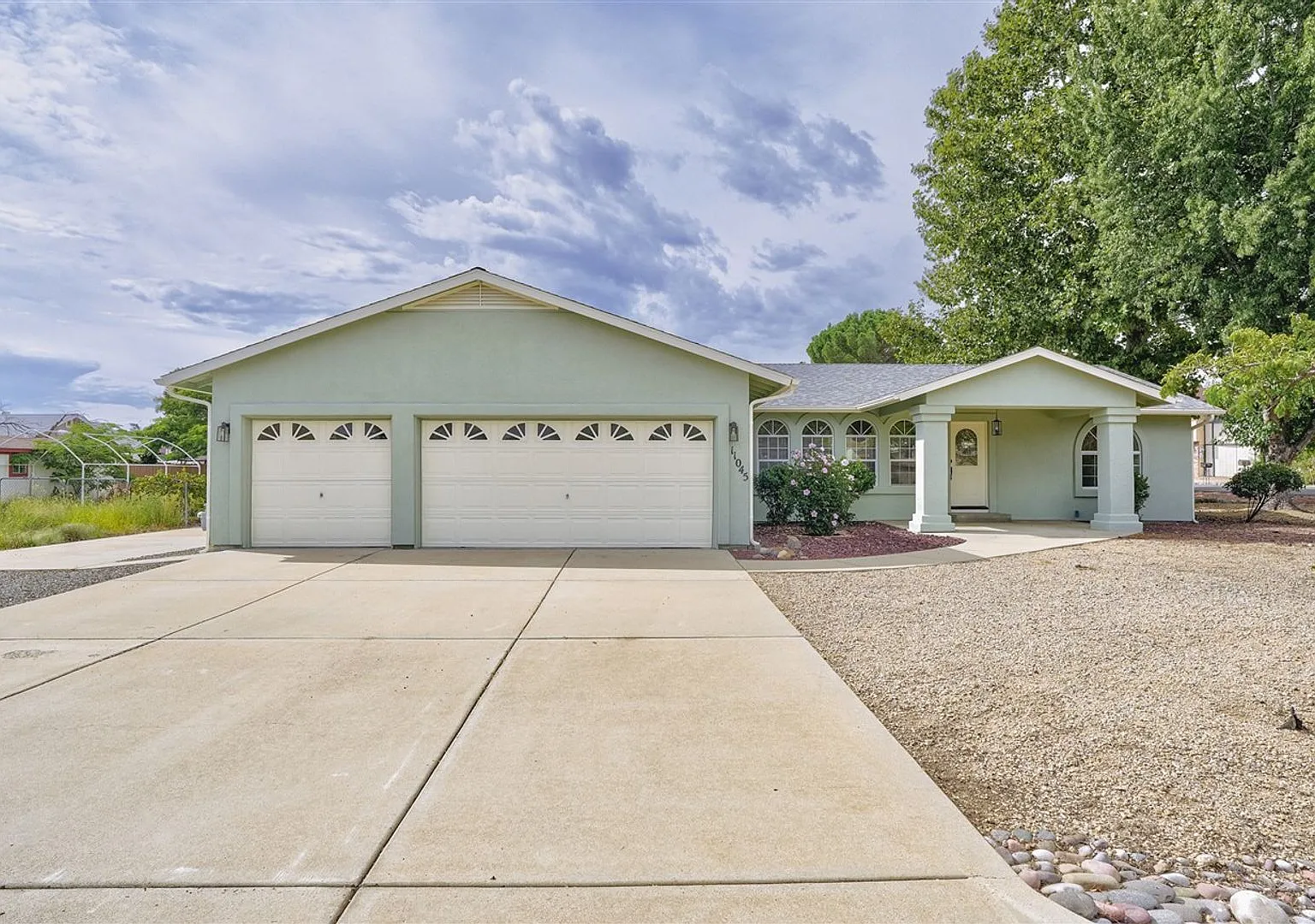 3 Bedroom, 2 Bathroom Home in the Prescott Country Club with 3 Car Garage For Rent! — Photo 1