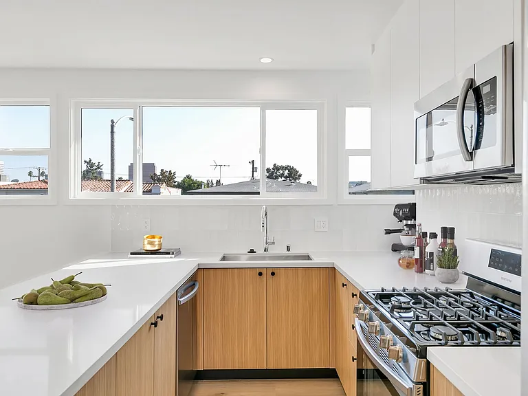 8355 Blackburn Ave — Photo 2