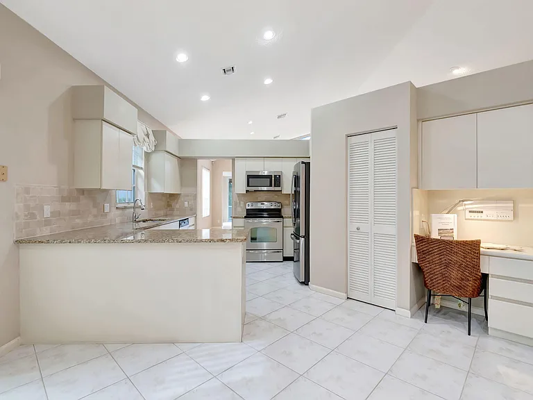 11081 Springbrook Cir — Photo 19