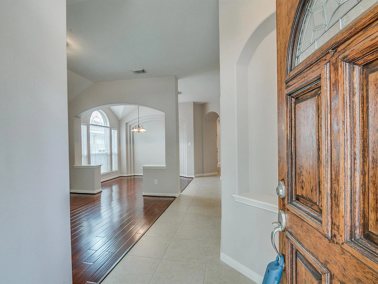3 bed, 2.0 bath, 2226 sqft, $2,400 — Photo 2