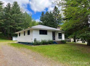 1404 Pioneer Rd, Marquette, MI 49855