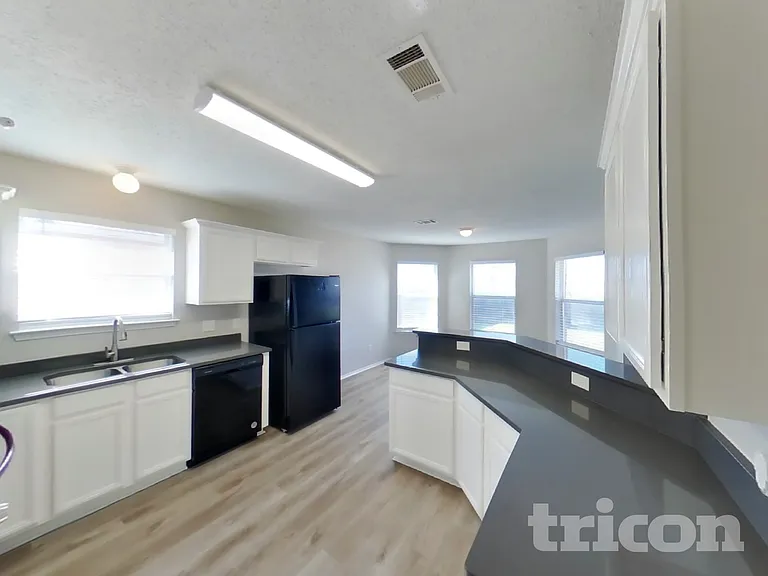 100 Adams Dr — Photo 6