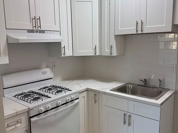 2nd image of 842-864 N Olive St #852