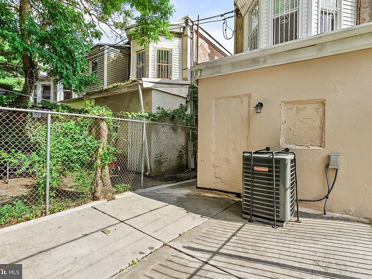 1833 Fontain St — Photo 28