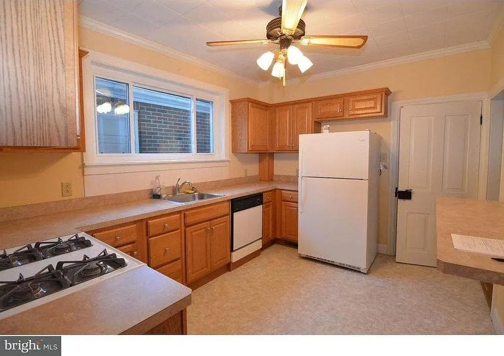 4 bed, 1500 sqft, $2,200 — Photo 2