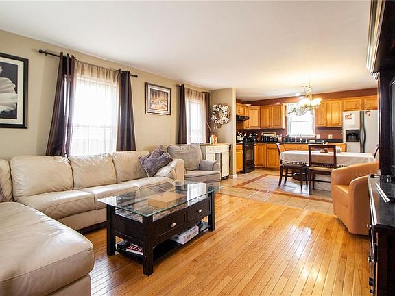 3rd image of 8 Russell Ave