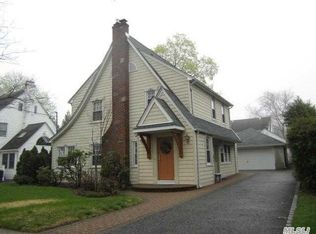 50 Downing St, Williston Park, NY 11596