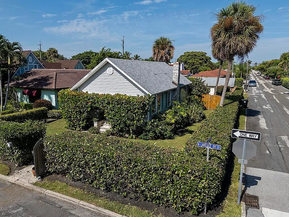 629 N Lakeside Dr