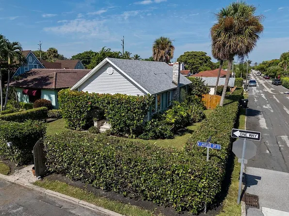 629 N Lakeside Dr, Lake Worth, FL 33460