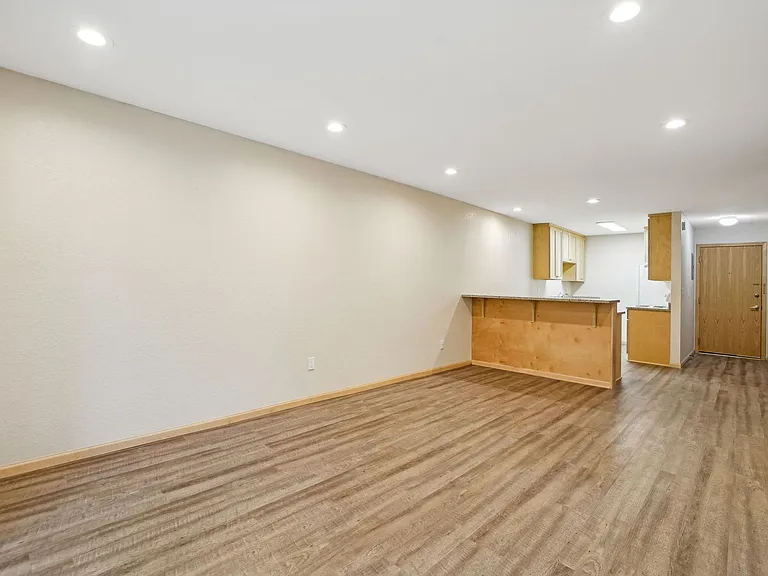Larpenteur Estates Apartments — Photo 15