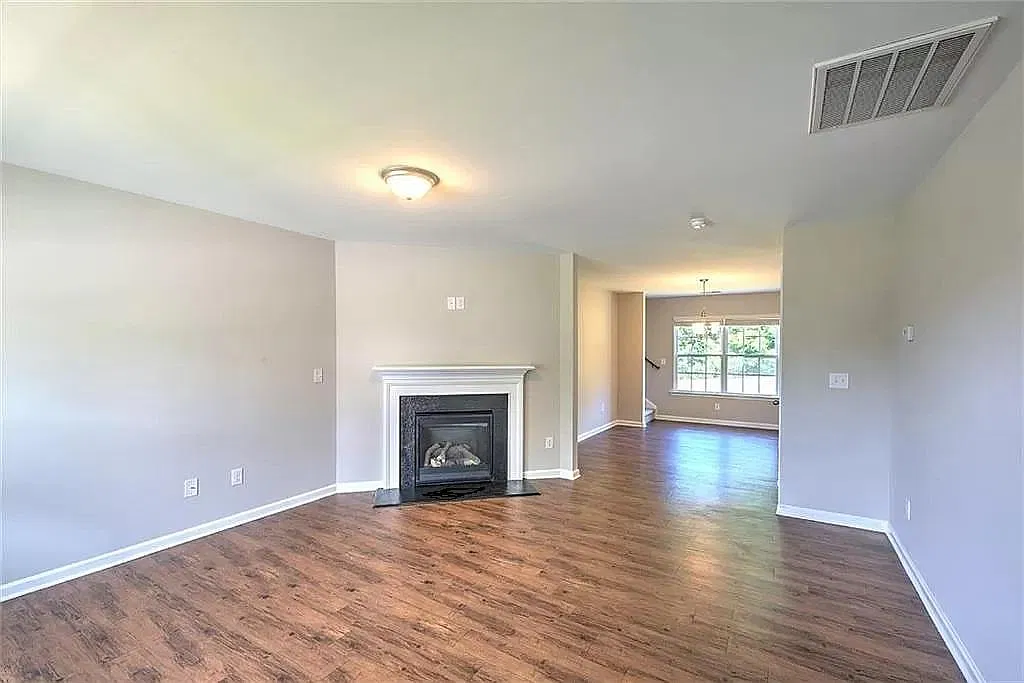 3 bed, 2.5 bath, 1250 sqft, $1,860 — Photo 4