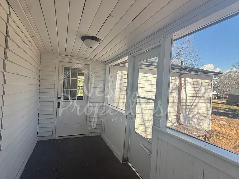 1902 Vincent St — Photo 7