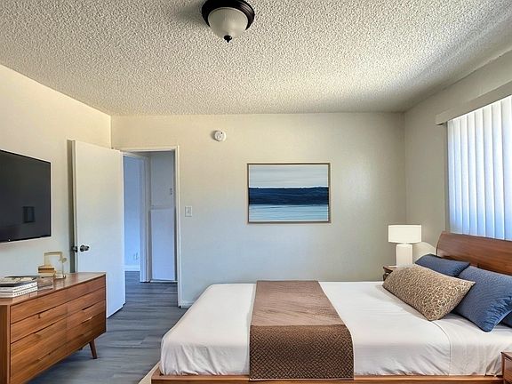 4th image of 14140 Delano St #6