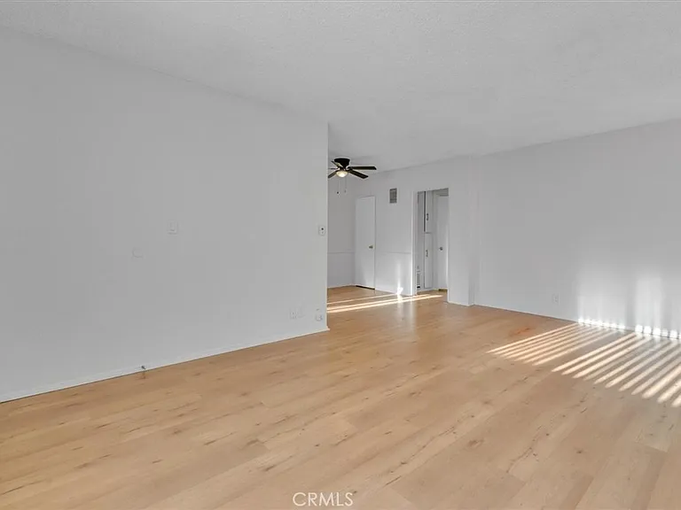 6643 De Longpre Ave #10 — Photo 5