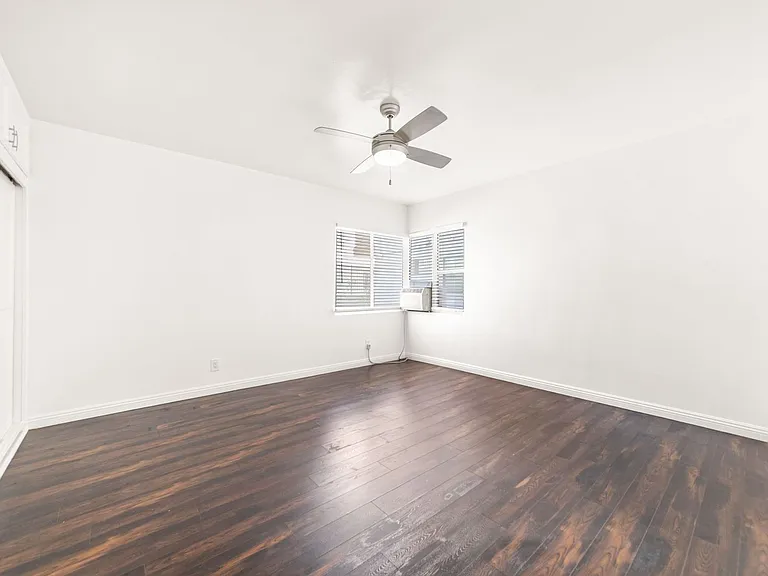 Hollyview Apartments — Photo 30