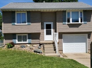 11 Cedar Ct, Bloomington, IL 61701