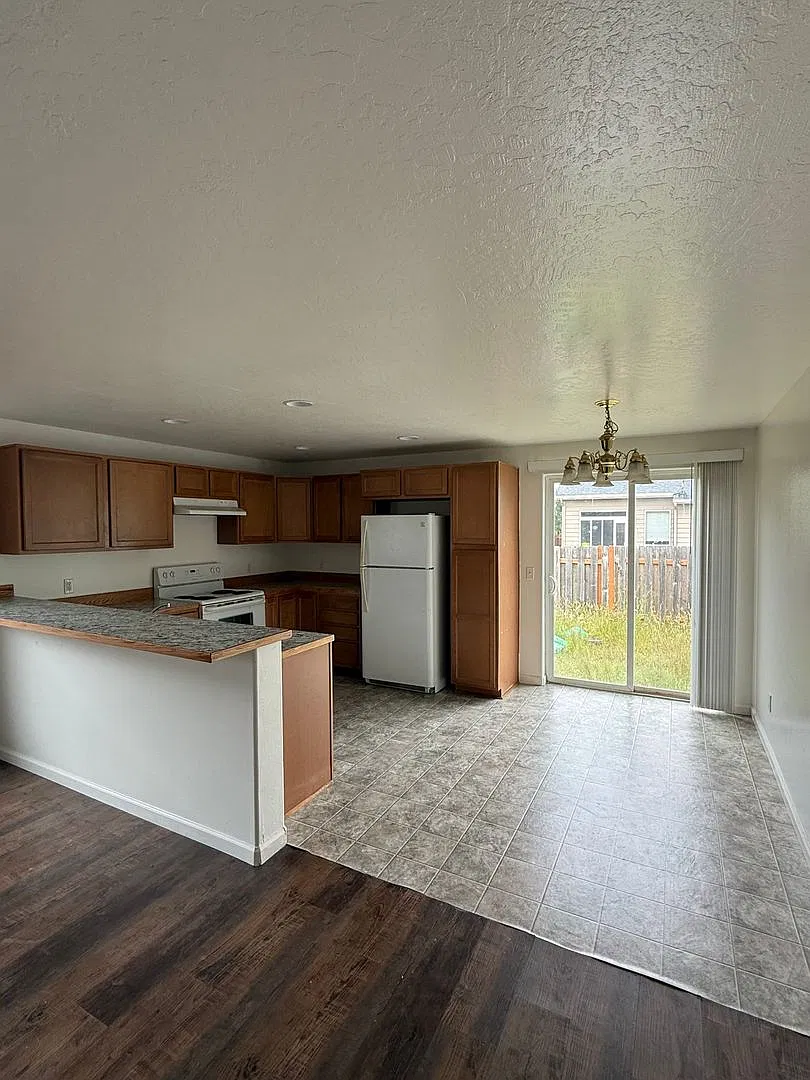 762 Marshall — Photo 2