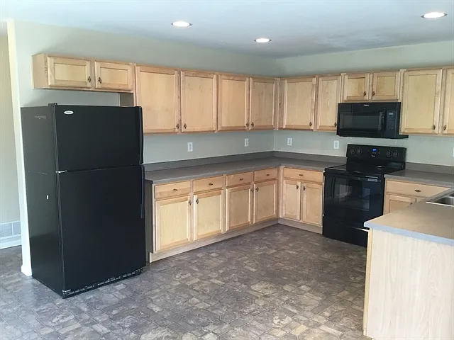 3 bed, 2.5 bath, 2026 sqft, $3,105 — Photo 2