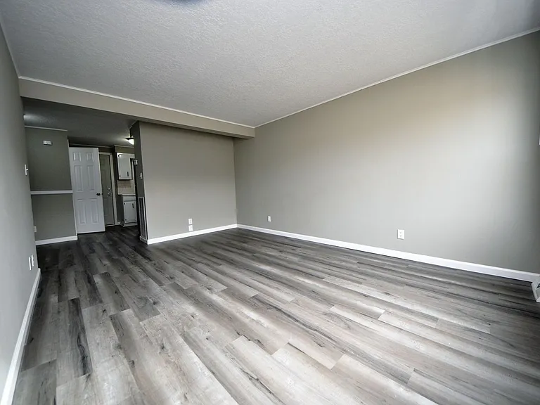 301 Granada Dr — Photo 2