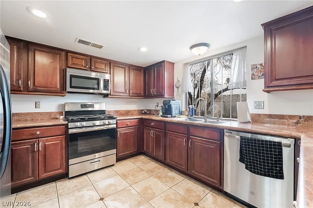 4 bed, 3.0 bath, 1980 sqft, $2,695 — Photo 3