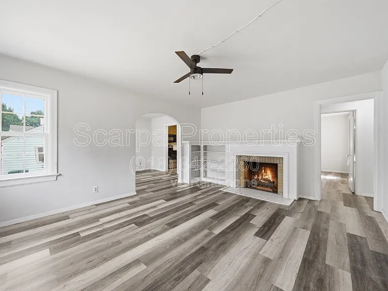 4530 E 6th St — Photo 4