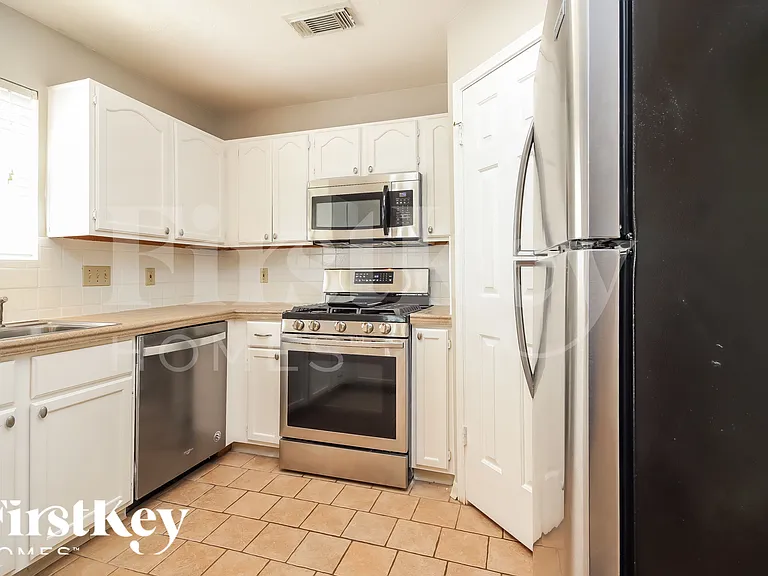 1039 Wentworth Dr — Photo 7