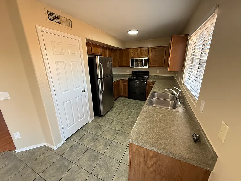 1457 E 10th Pl — Photo 18