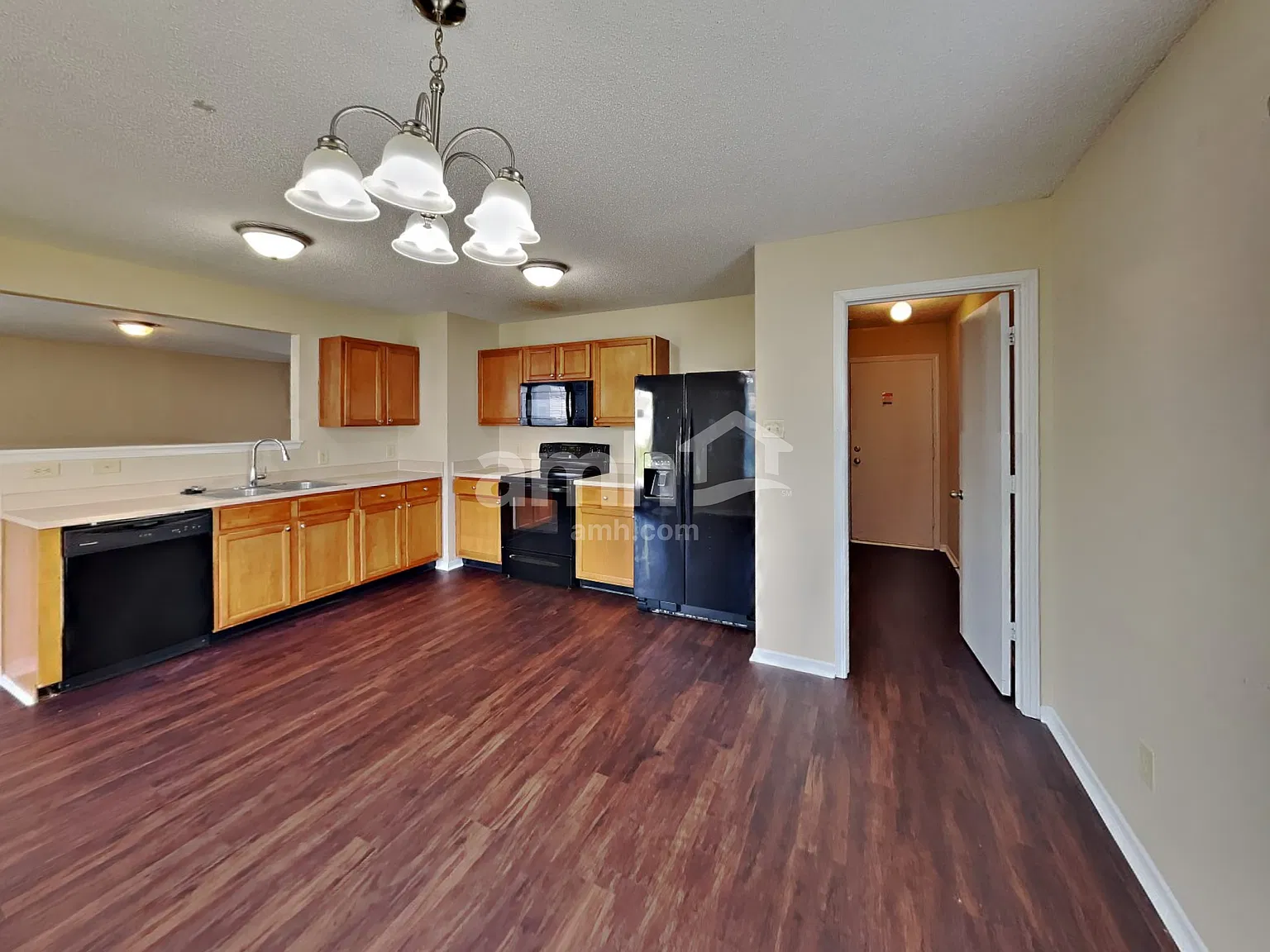 4 bed, 2.5 bath, 2438 sqft, $2,215 — Photo 3
