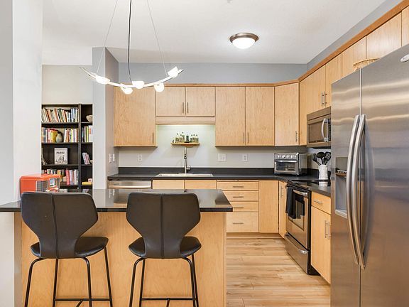 5th image of 301 Oak Grove St APT 205