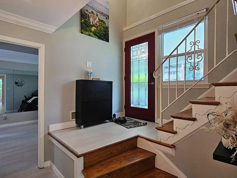 8913 Cromwell Dr — Photo 2