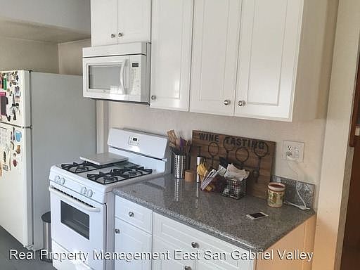 4th image of 3833 Lincoln Ave