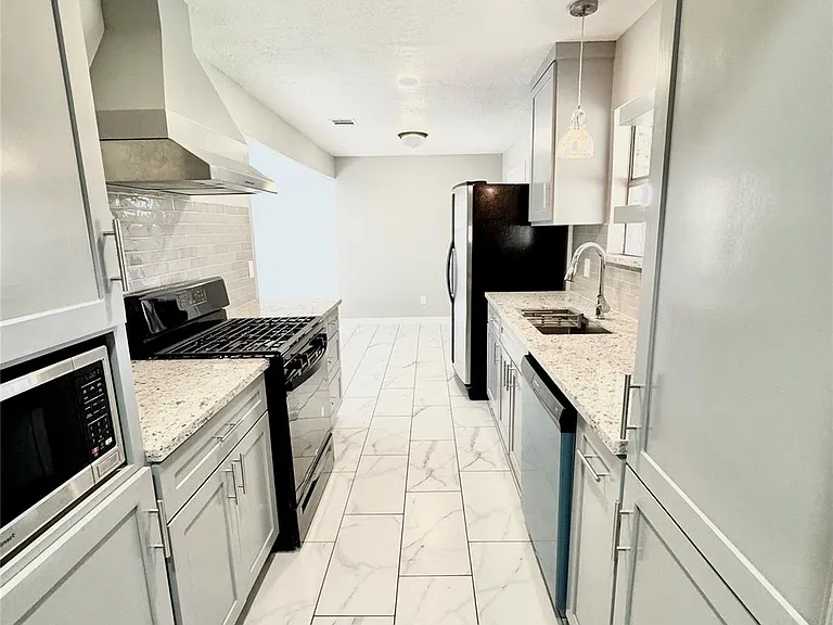 3418 Abinger Ln — Photo 3