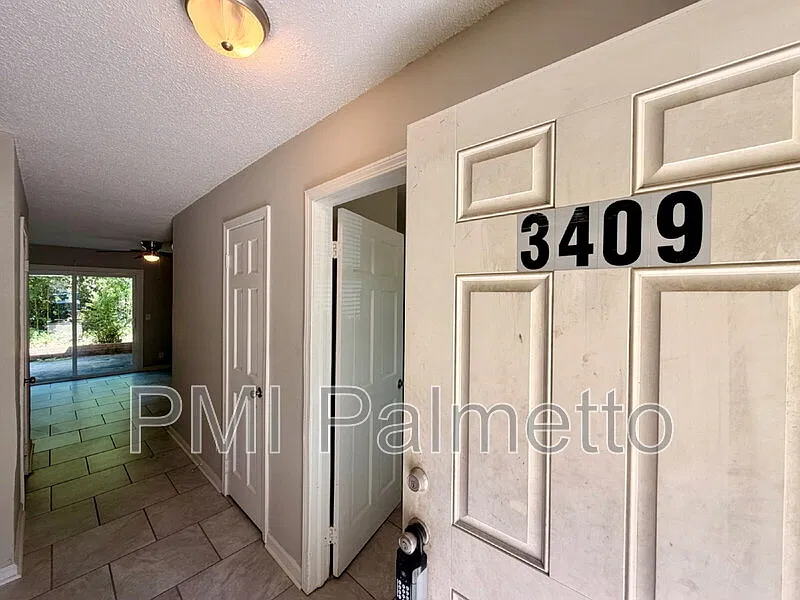 2 bed, 1.5 bath, 1025 sqft, $1,300 — Photo 3