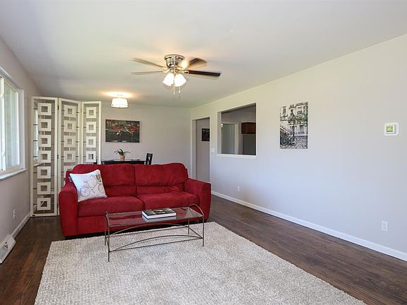 4th image of 946 Livingston Dr